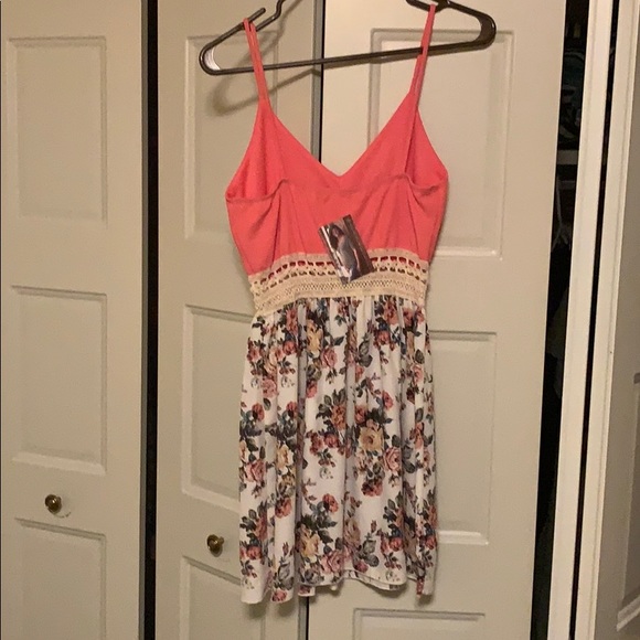 NWT pink and flowered dress - Picture 2 of 3